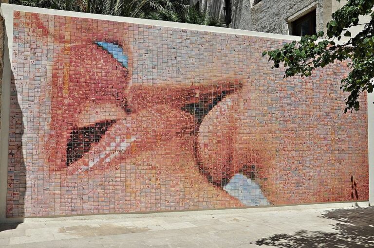 Fotomosaico del mural del beso