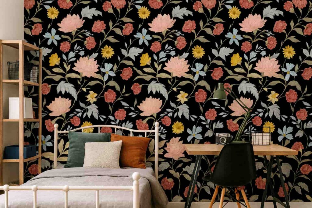 Papel pintado estilo floral en habitación juvenil